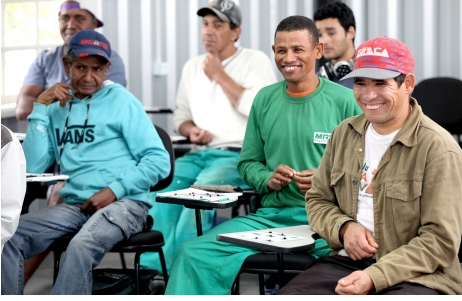 Em Joinville, trabalhadores aproveitam expediente para estudar