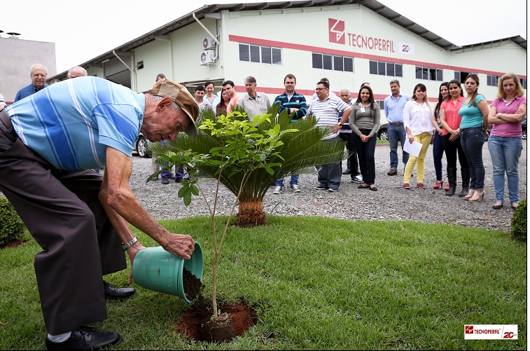 “TECNOPERFIL PLANTA ÁRVORES em comemoração ao seu aniversário de 20 anos.”