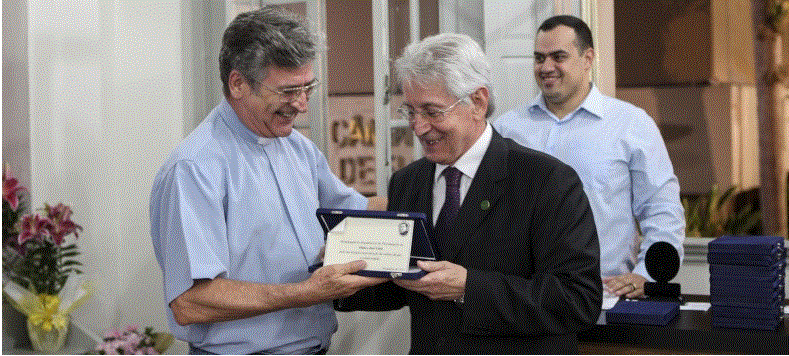 Presidente da FIESC recebe Prêmio Iniciativa Solidária DOM AFONSO NIEHUES