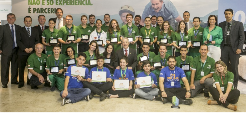 FIESC homenageia estudantes do SESI E SENAI que obtiveram DESTAQUE NACIONAL