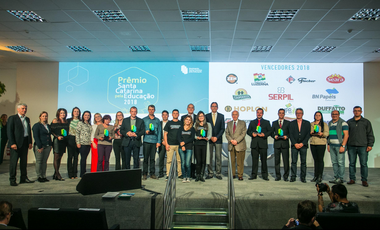 Movimento entrega PRÊMIO SANTA CATARINA PELA EDUCAÇÃO