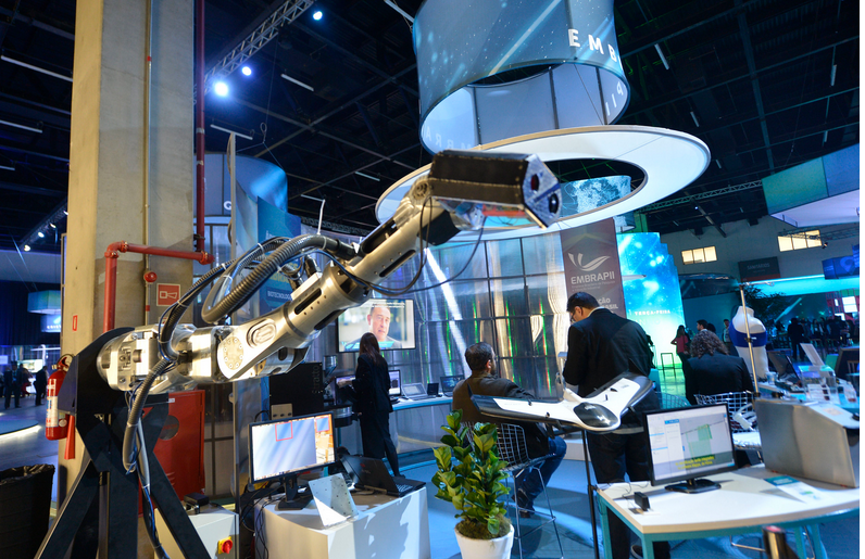SENAI/SC apresenta dois robôs industriais em evento nacional de inovação