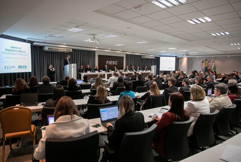 DEBATE SOBRE CENÁRIO PÓS-REFORMA reúne Justiça do Trabalho, indústria e trabalhadores na FIESC