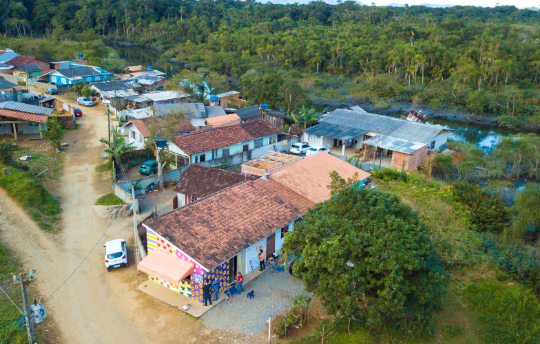 KRONA patrocina embelezamento de casas no projeto social Novo Rio Velho