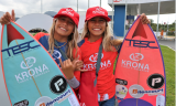 KRONA patrocina gêmeas surfistas Kaylane e Kyara