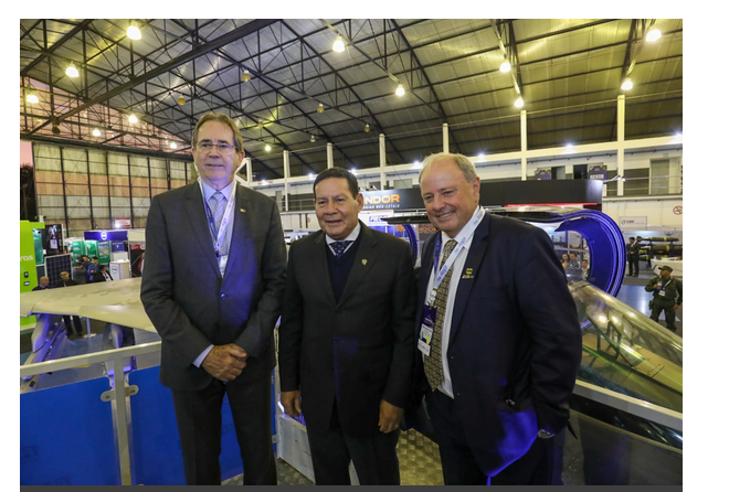 VISITA DE MOURÃO encerra 2ª SC Expo Defense