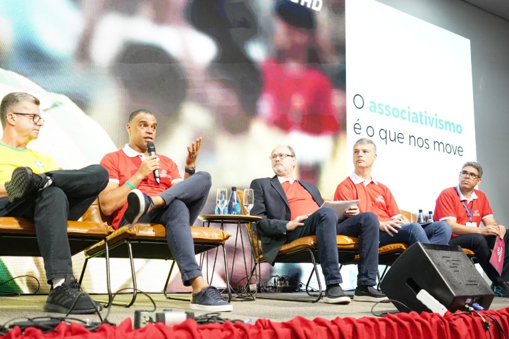 A convite da KRONA, craque Denilson dá um show no encerramento do 28º ENARE