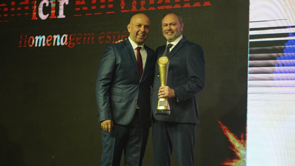 VICE-PRESIDENTE da KRONA recebe prêmio como incentivador do esporte no Gala Mundo do Futsal