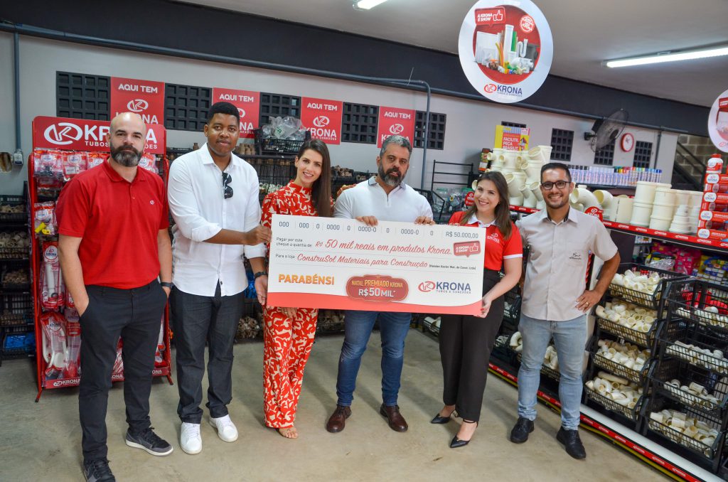 KRONA faz entrega do prêmio de R$ 50 mil de sua Campanha de Natal com os clientes