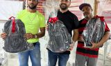 KRONA doa mochilas a estudantes alagoanos que participam do Programa “A Escola vai até Você”