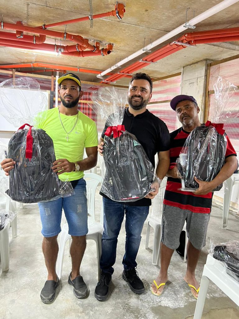 KRONA doa mochilas a estudantes alagoanos que participam do Programa “A Escola vai até Você”