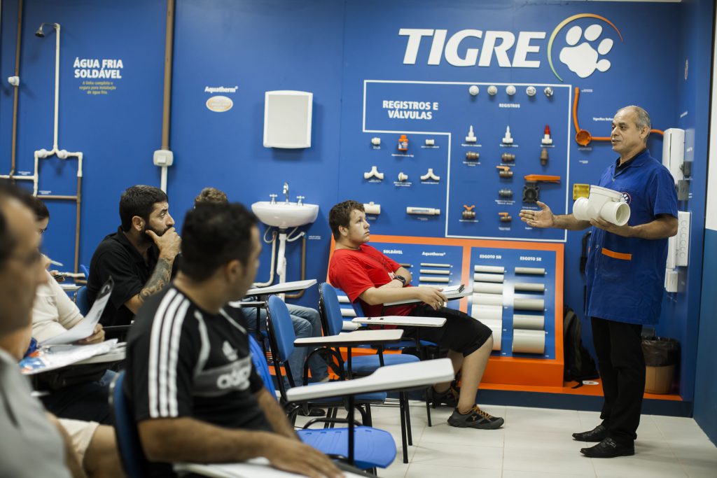 TIGRE abre mais de 280 vagas para o curso de instalador hidráulico em sete cidades do país