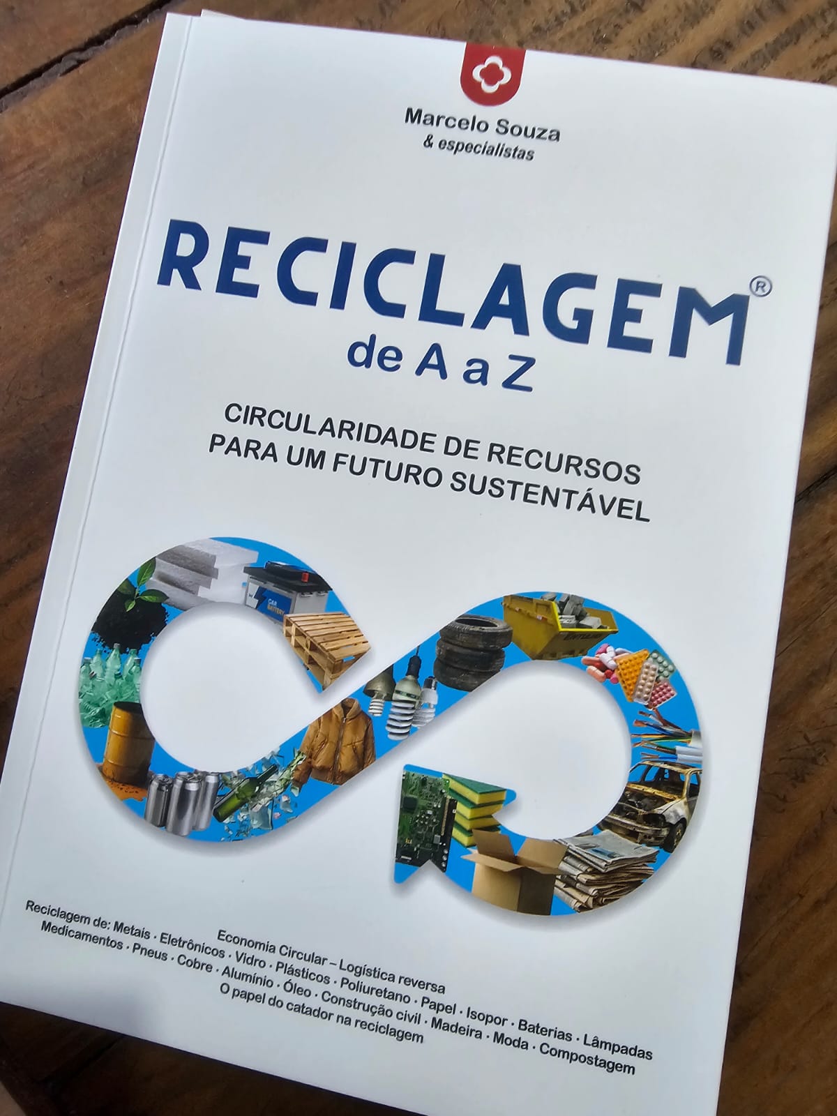 SIMPESC – ALBANO SCHMIDT é um dos autores convidados do livro
