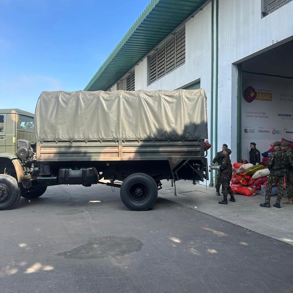AÇÃO SOLIDÁRIA entrega mais de 3 toneladas de tampas plásticas ao TAMPINHA LEGAL com apoio do Exército
