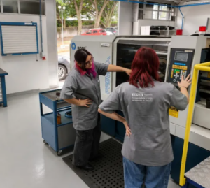Alta empregabilidade impulsiona procura pelo Curso Técnico em Plástico do SENAI Joinville