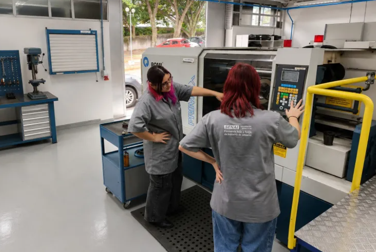 Alta empregabilidade impulsiona procura pelo Curso Técnico em Plástico do SENAI Joinville