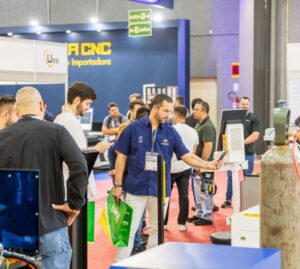 INTERFORM recebe público técnico no segundo dia e segue até sexta-feira