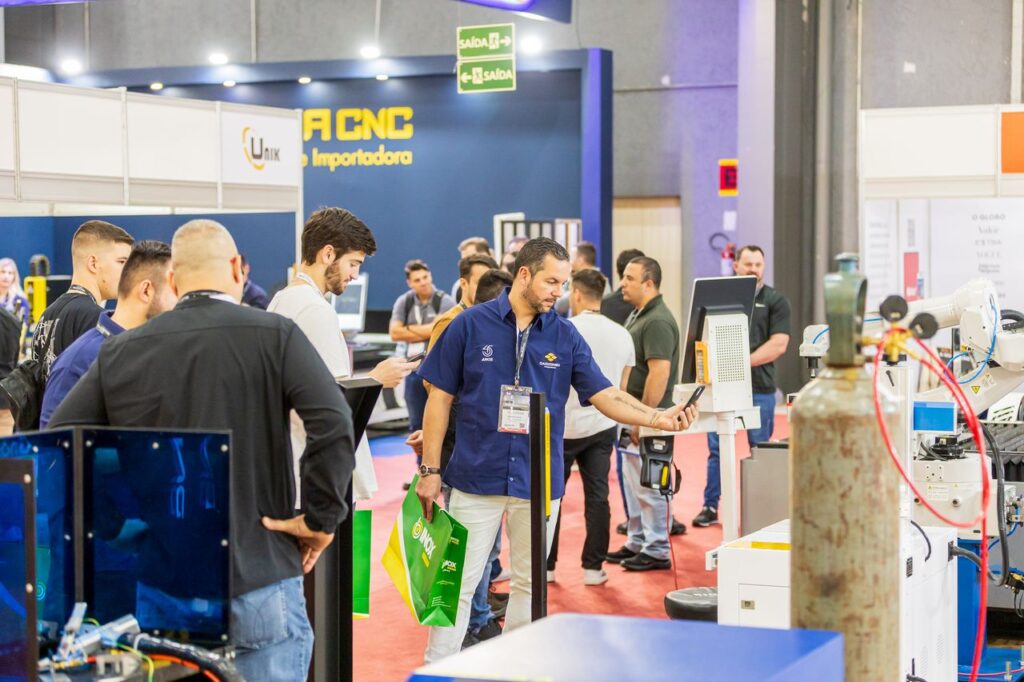 INTERFORM recebe público técnico no segundo dia e segue até sexta-feira